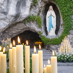 Eine Kerze aufstellen lassen in Lourdes